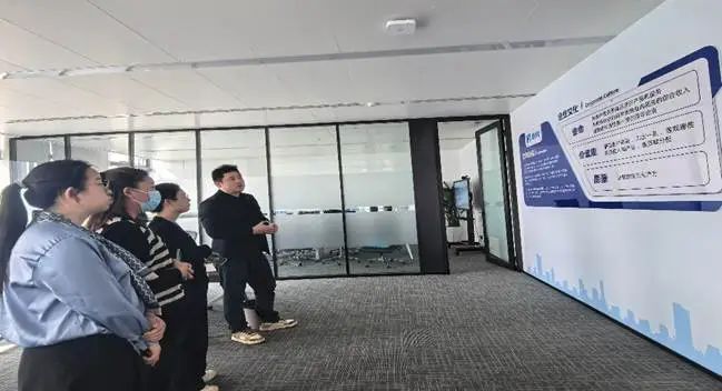 鄭州軟件開發人才新篇章 大數據與人工智能學院教師赴帆軟軟件鄭州辦事處開展訪企拓崗專項活動